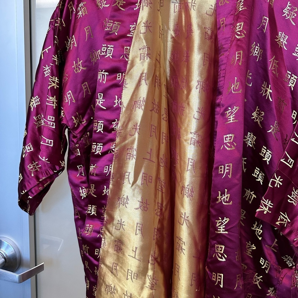 NWT 100% silk kimono, vintage , Burgundy gold, Chinese characters, w/Belt XL - Picture 4 of 6